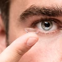 Persona usando lentes de contacto